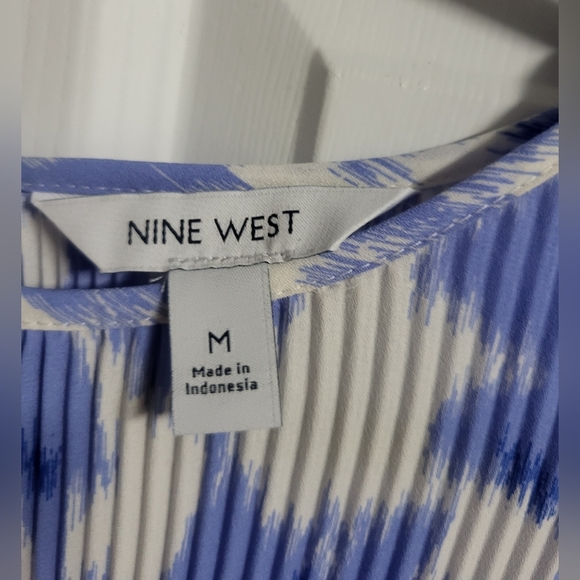 Nine West-NWOT-Blue/White Blouse with Accordian Top and Loose Fit Bottom- Size M - Picture 3 of 5